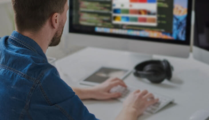 Man working with AnyDesk